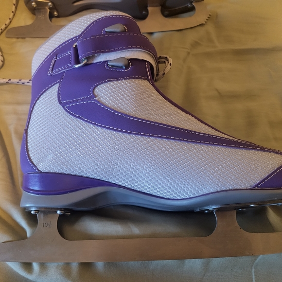 Women's size 8 Ice Skates - Picture 2 of 4